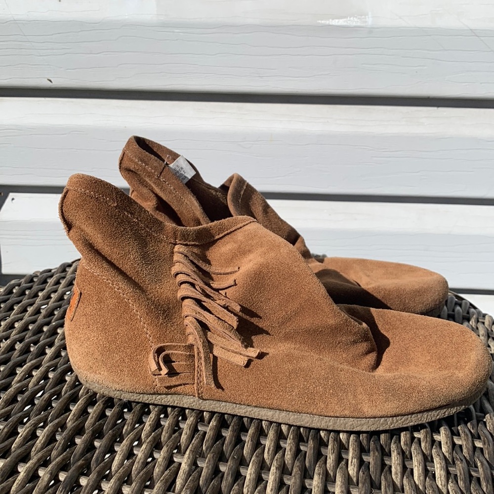 Size 8.5 brown Ziginy Rizzleez fringe booties